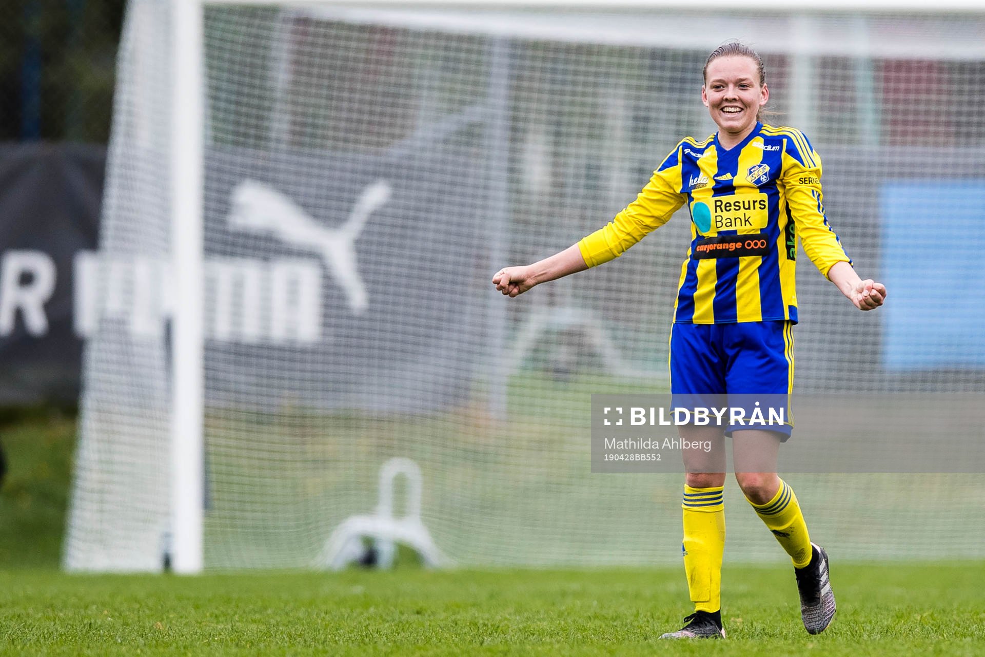 Eskilsminnes Nova Karlsson jublar under fotbollsmatchen i Div 1 Södra mellan Hittarp och Eskilsminne den 28 april 2019 i Helsingborg.