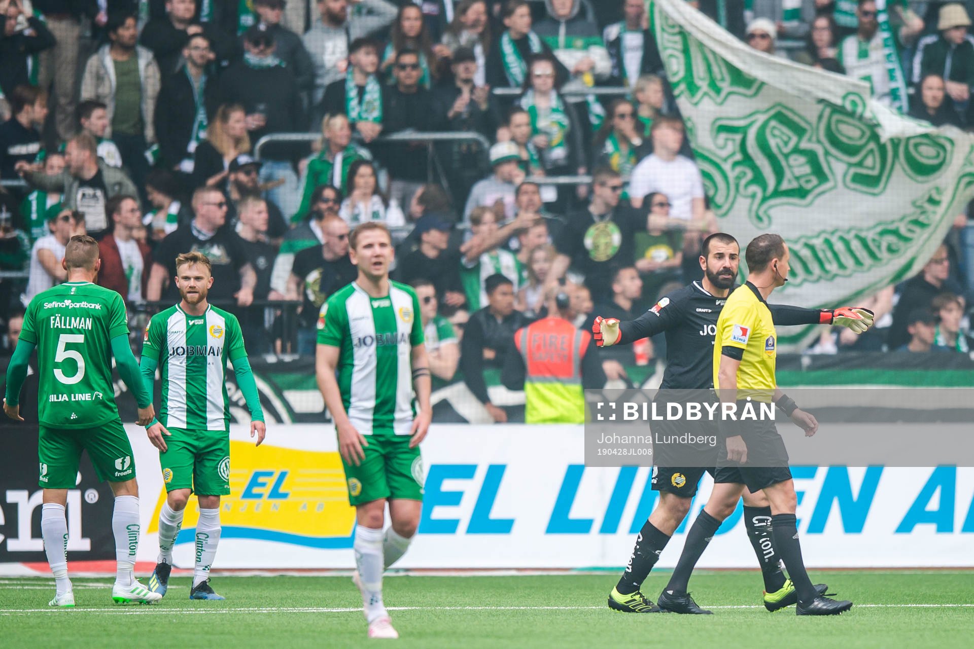 Hammarbys målvakt Gianluca Curci protesterar
