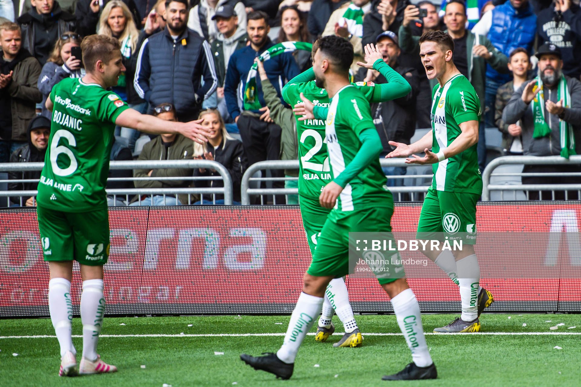 Hammarbys Vidar Örn Kjartansson jublar med lagkamrater