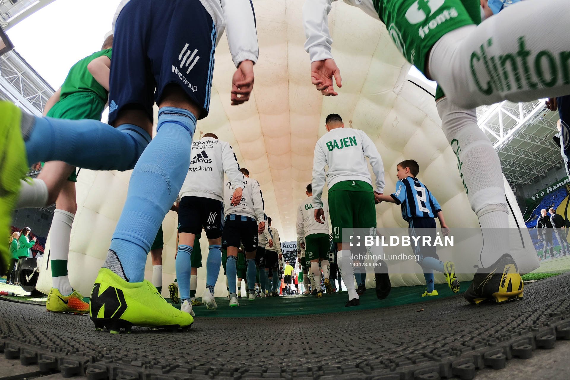 Hammarbys och Djurgårdens spelare i spelartunneln