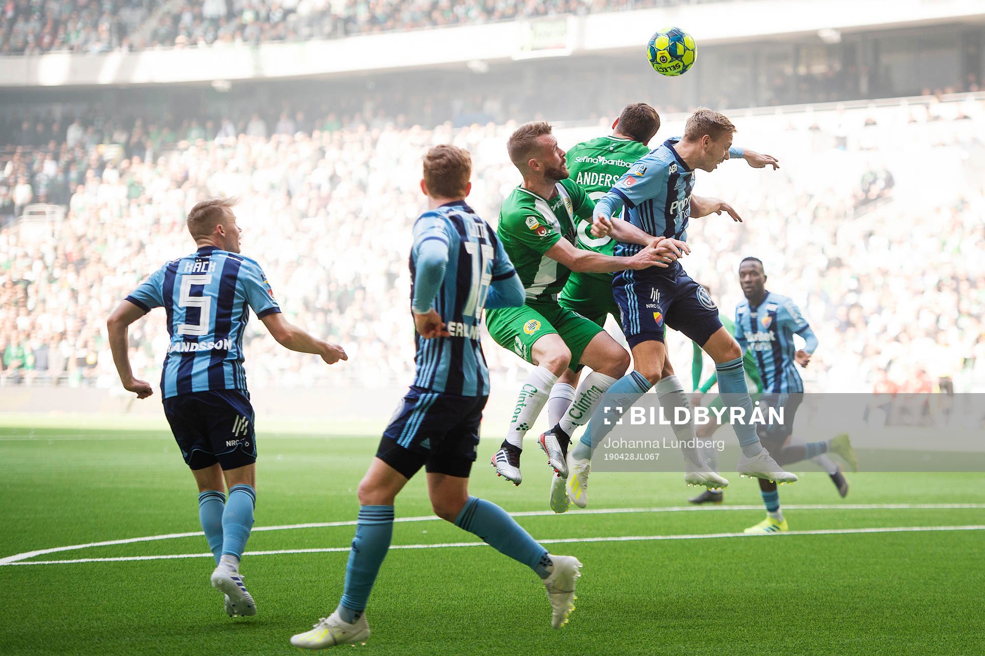 Hammarbys Mads Fenger i en duell mot Djurgårdens Jonathan