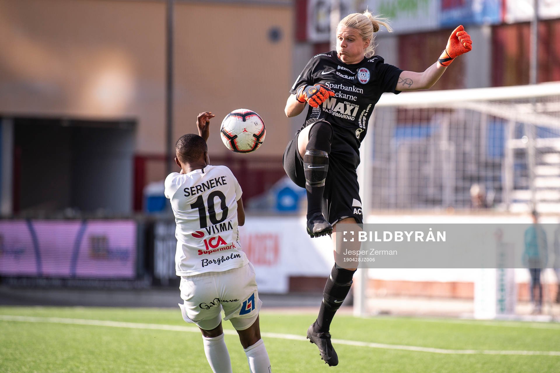 Växjös Ritah Kivumbi och Eskilstunas målvakt Emelie
