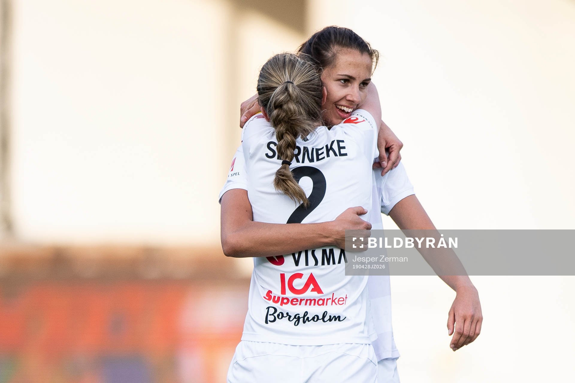 Växjös Elin Karlsson och Nellie Karlsson jublar efter fotbollsmatchen i Damallsvenskan mellan Eskilstuna och Växjö den 28 april 2019 i Eskilstuna.