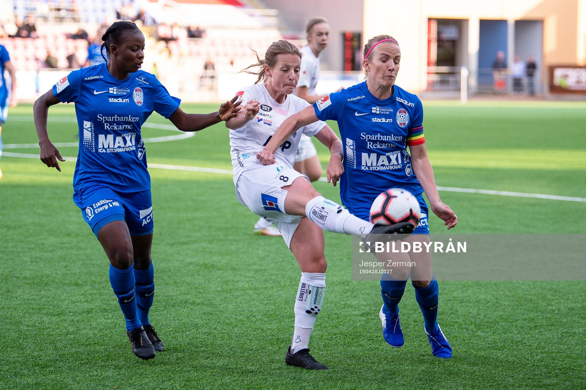 Eskilstunas Sonja Okobi och Petra Johansson i en duell med