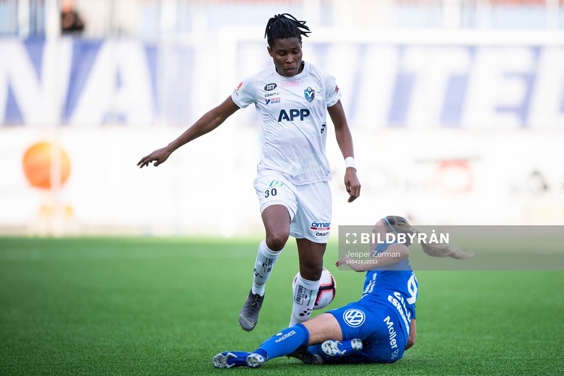 Växjös Osinachi Marvis Ohale och Eskilstunas Julia Tunturi under fotbollsmatchen i Damallsvenskan mellan Eskilstuna och Växjö den 28 april 2019 i Eskilstuna.