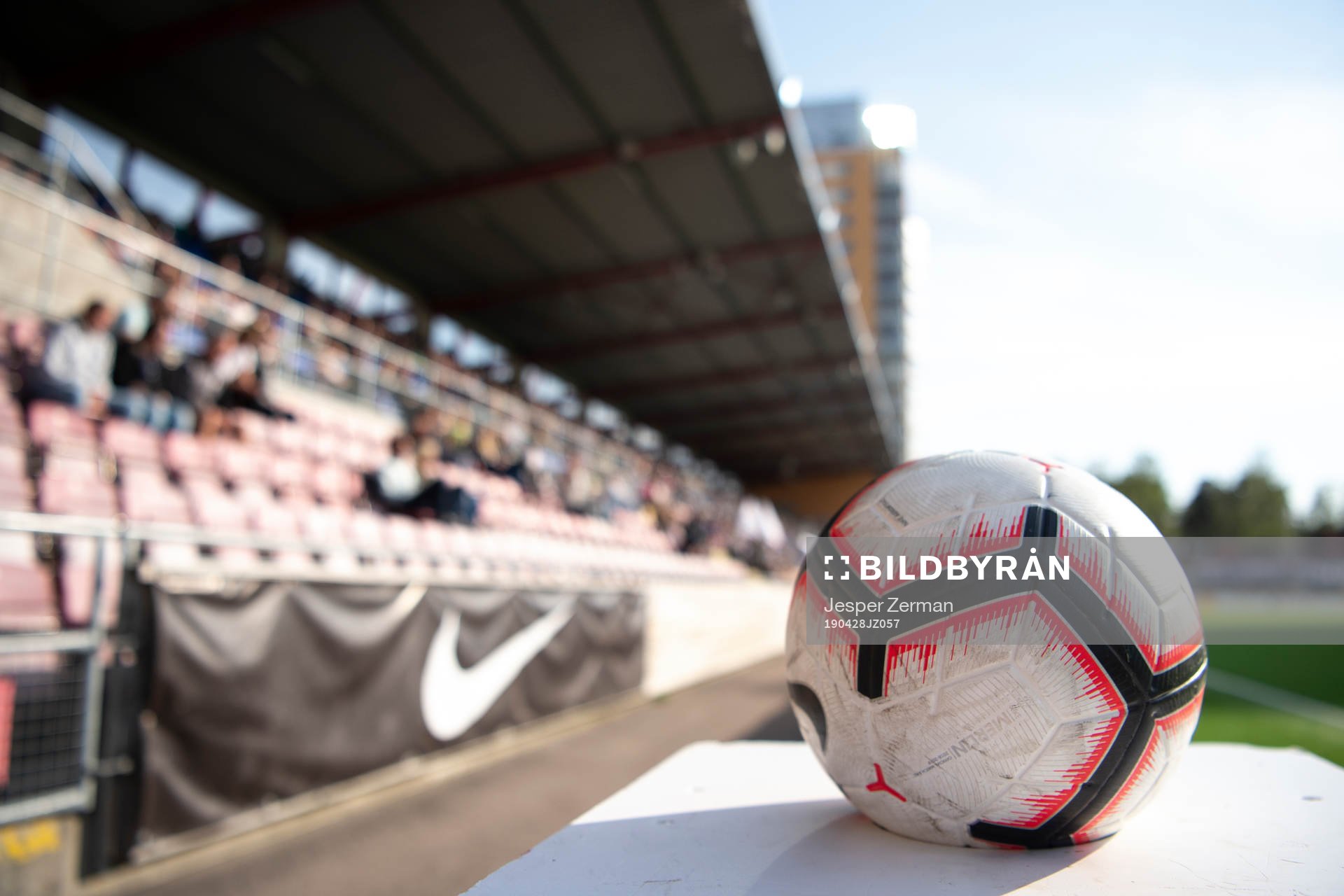 En fotboll och läktare