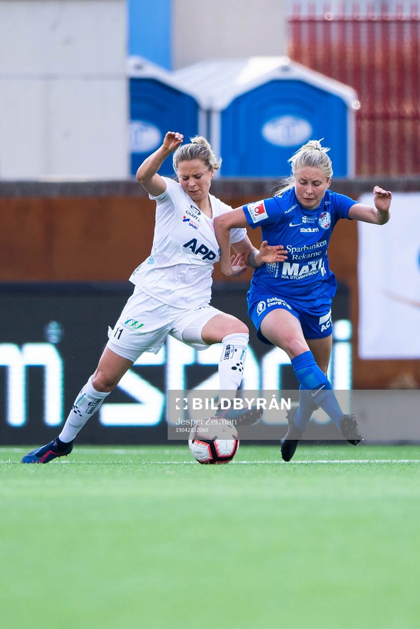 Växjös Emmi Alanen i en närkamp med en spelare i