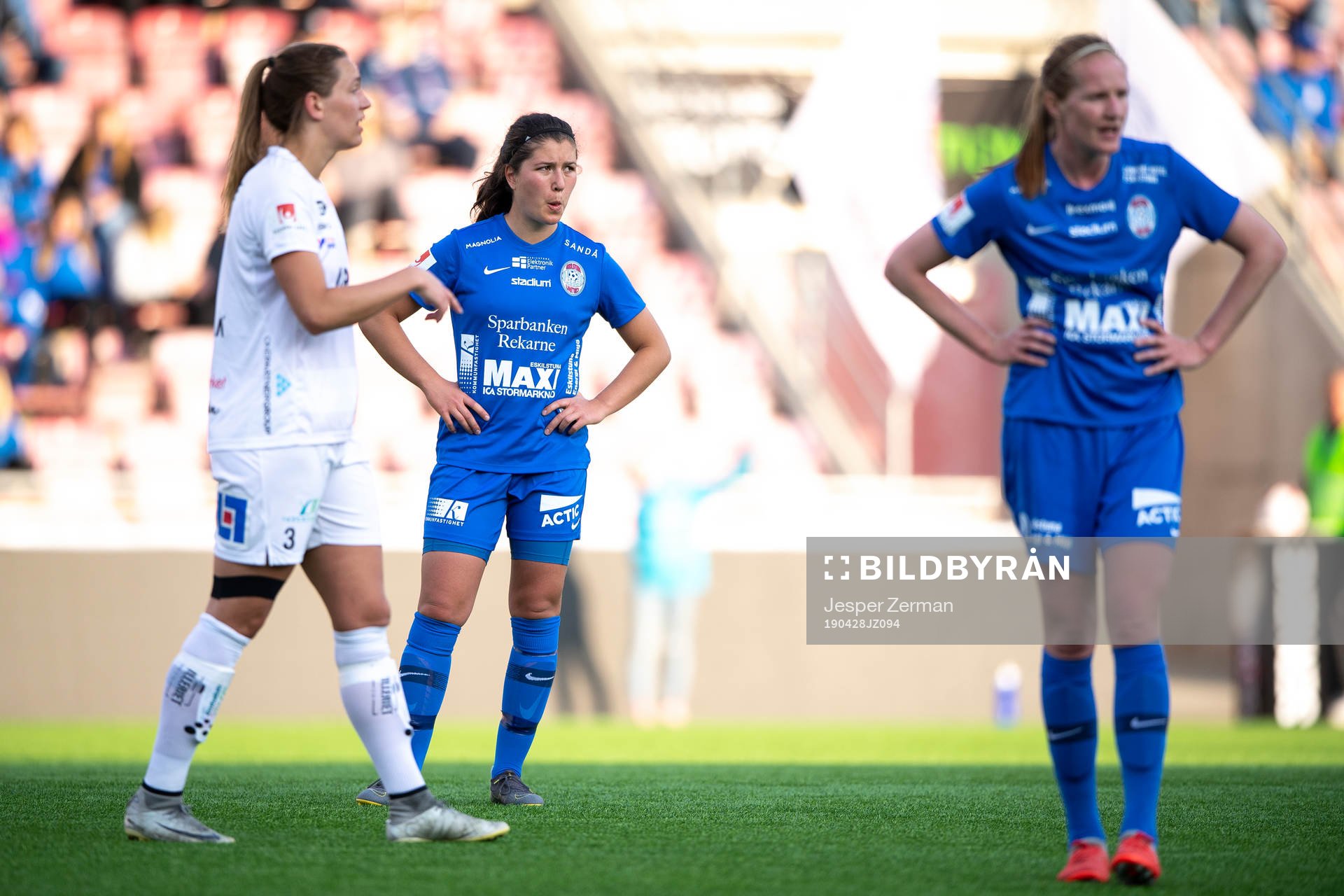 Eskilstunas Loretta Kullashi (v) deppar