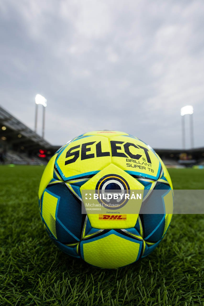 En fotboll på Bravida Arenas konstgräs innan