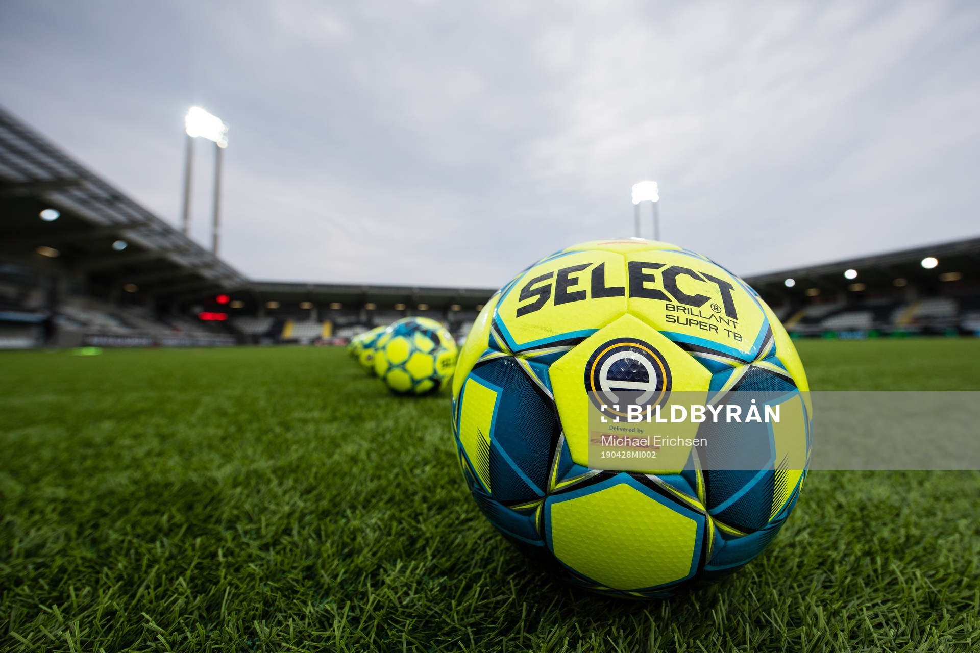 En fotboll på Bravida Arenas konstgräs innan