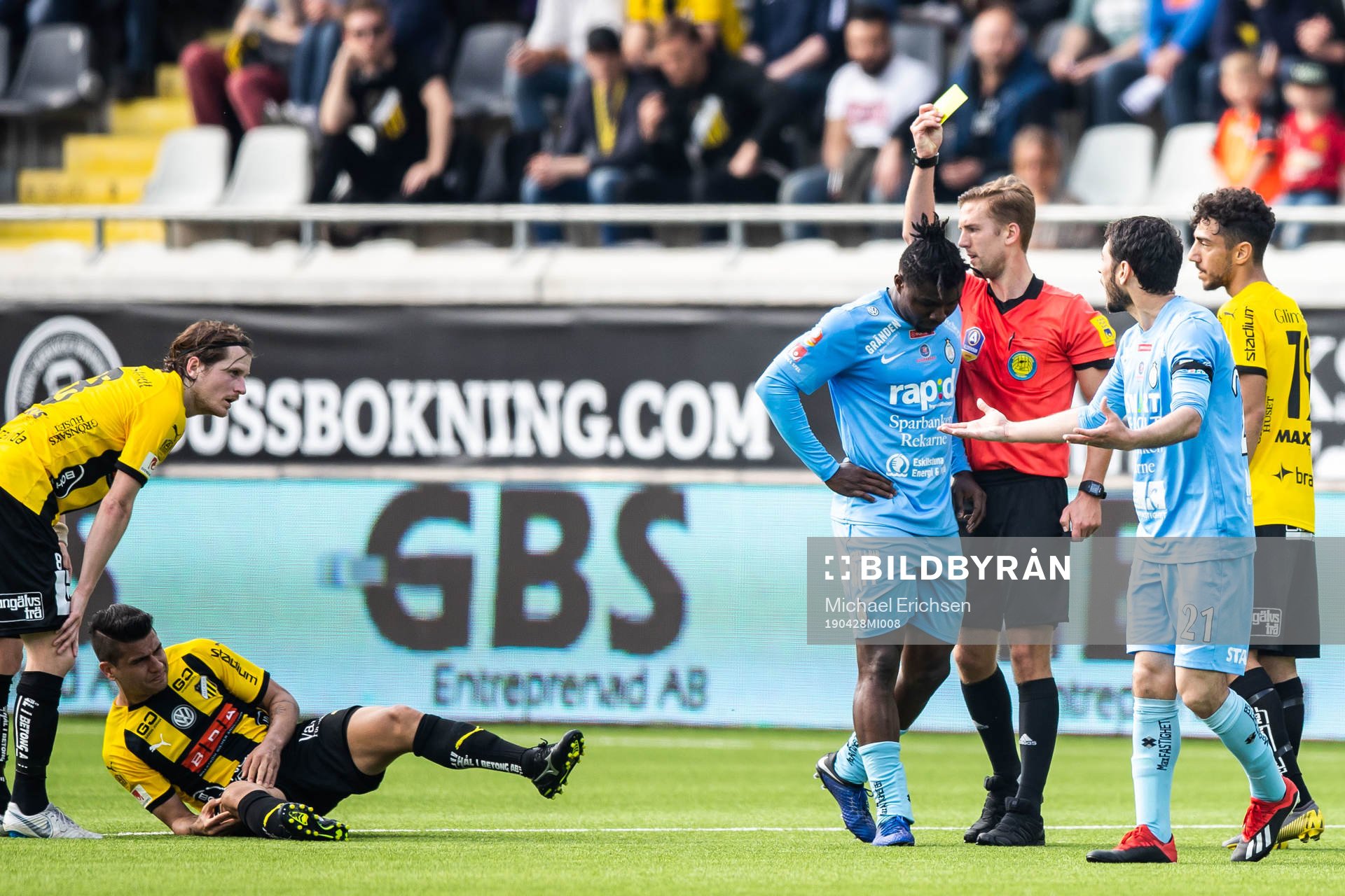 AFC Eskilstunas Anel Rashkaj tildelas en varning efter en kamp med Häckens Paulinho under fotbollsmatchen i Allsvenskan mellan Häcken och AFC Eskilstuna den 28 april 2019 i Göteborg.