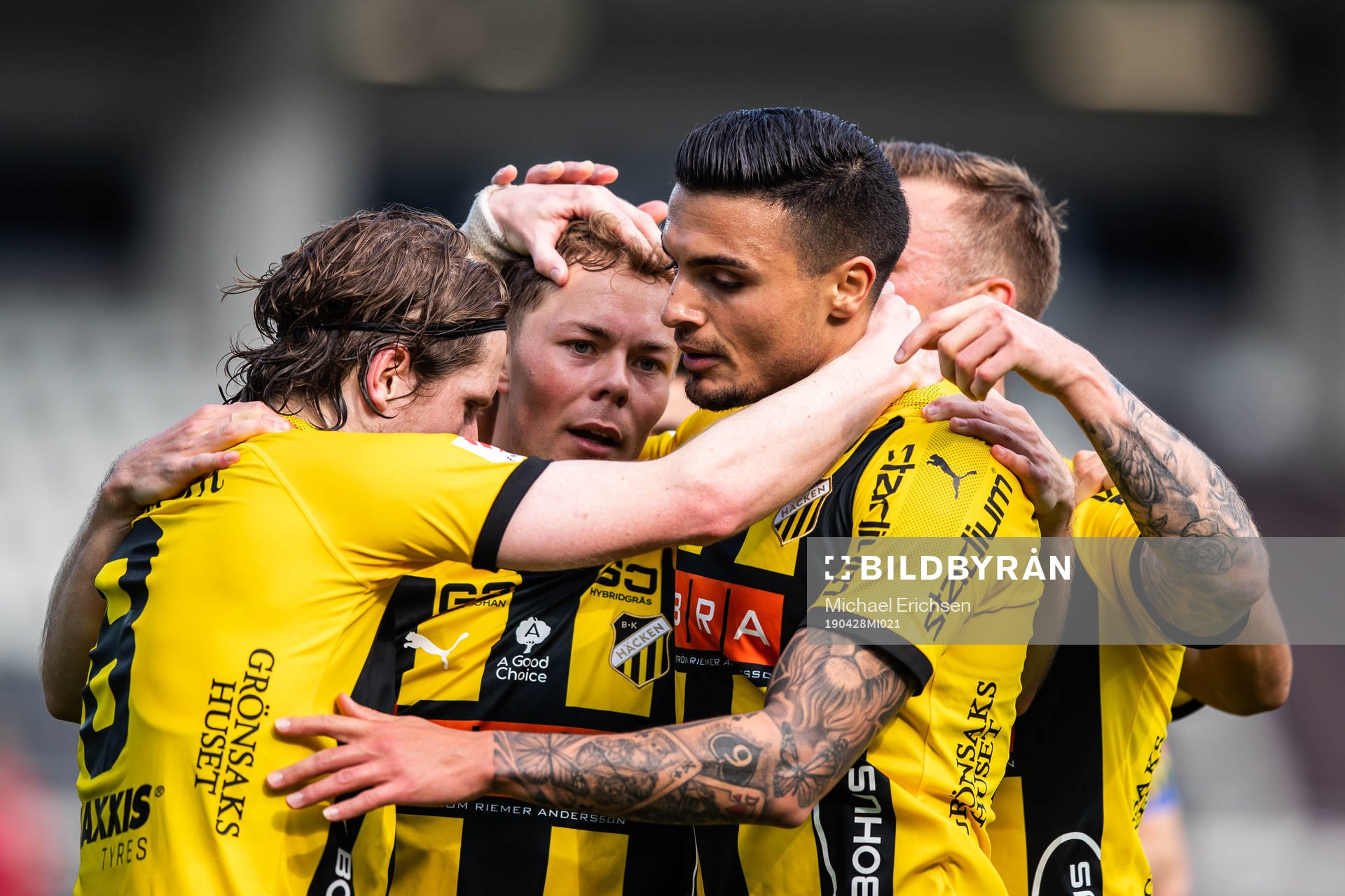 Häckens Adam Andersson jublar med lagkamrater