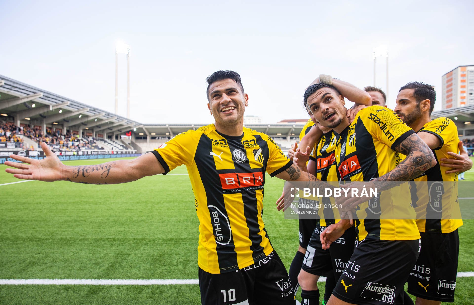 Häckens Paulinho jublar med Ahmed Yasin och lagkamrater