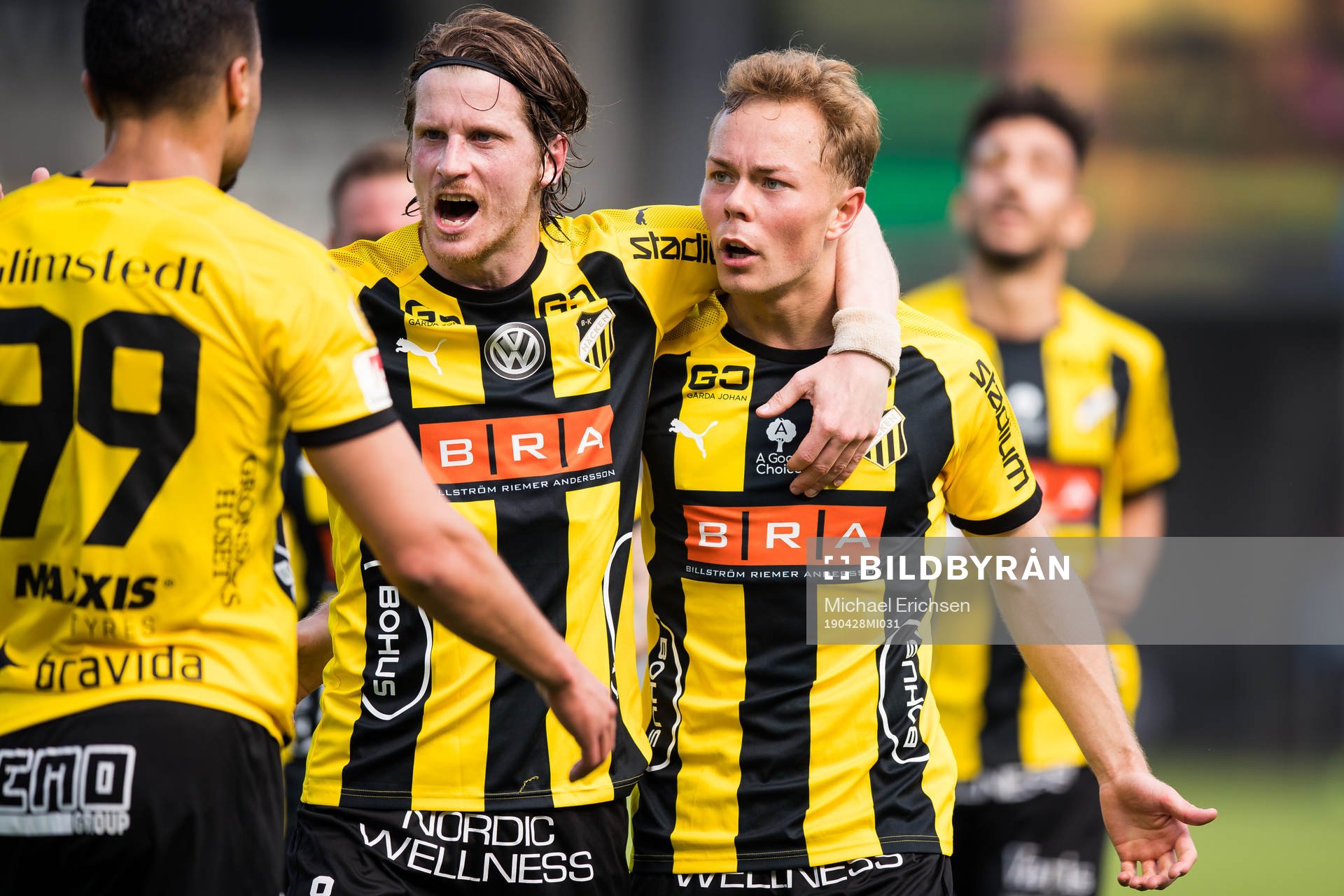 Häckens Adam Andersson jublar ihop med Erik Friberg och
