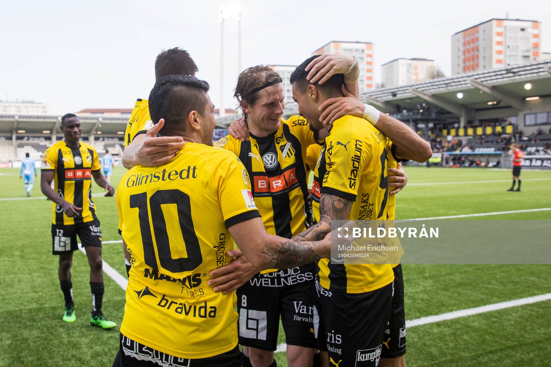 Häckens Paulinho jublar med lagkamrater