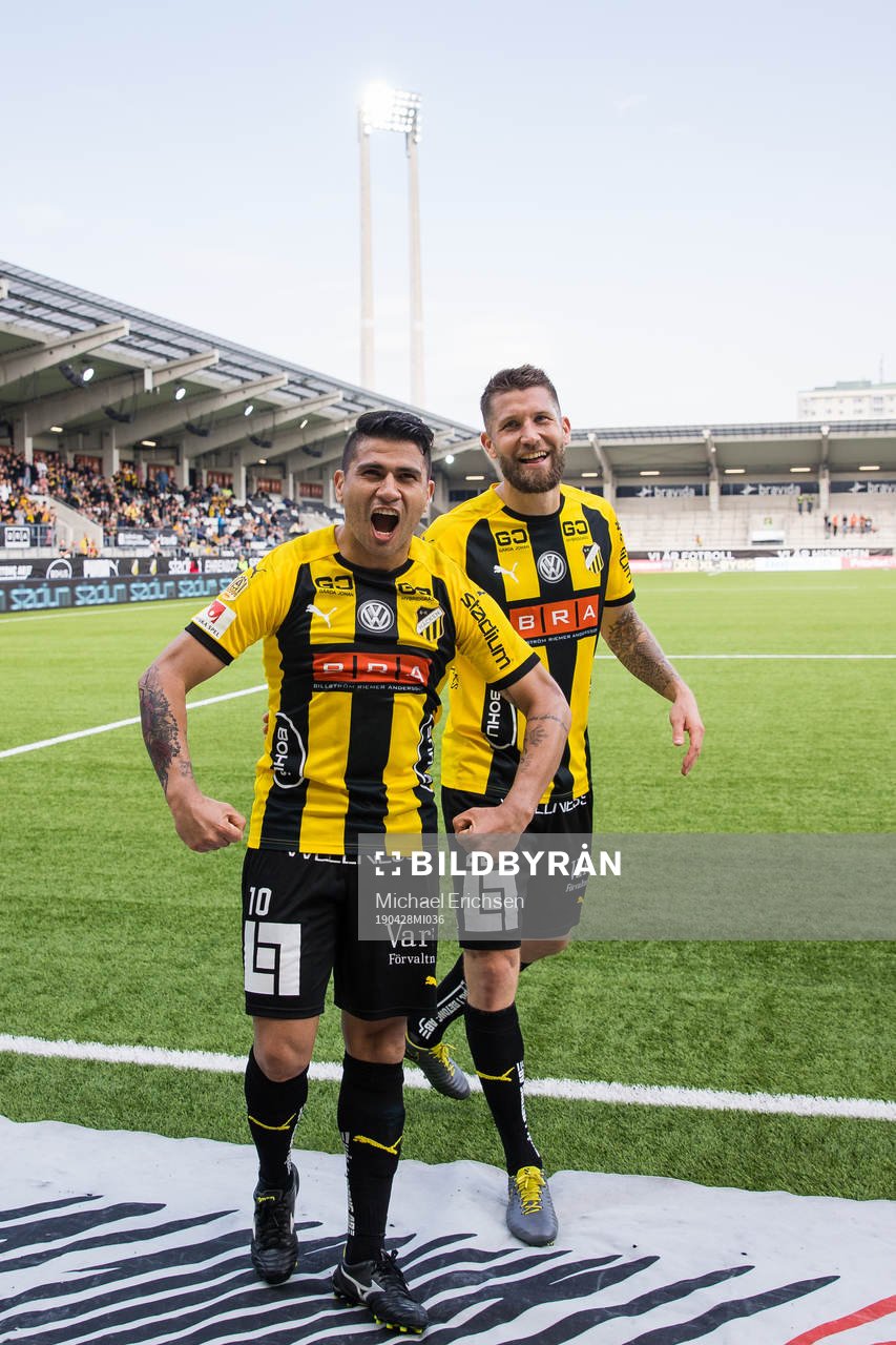 Häckens Paulinho jublar med Joona Toivio