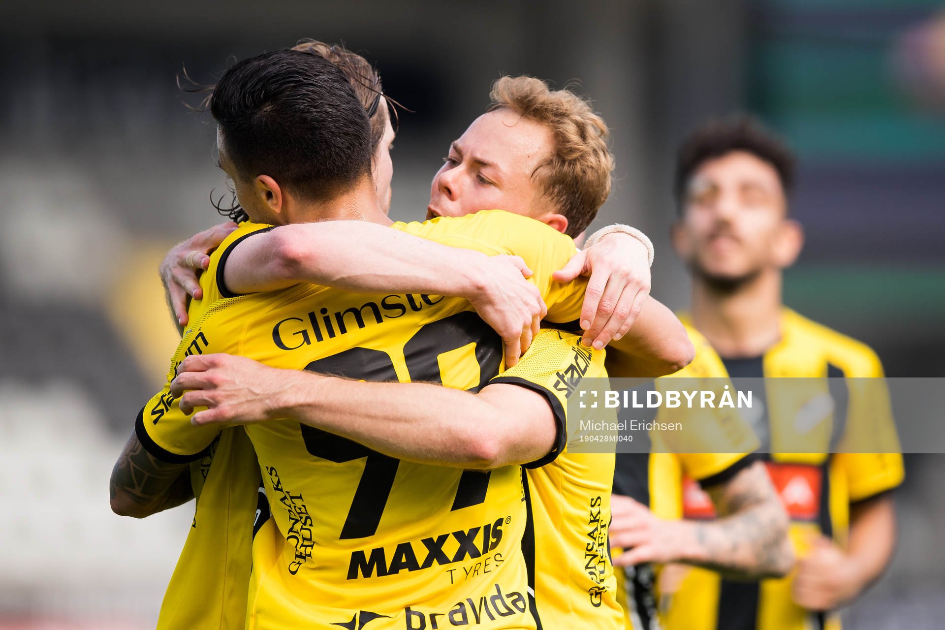 Häckens Adam Andersson jublar med Erik Friberg och Ahmed