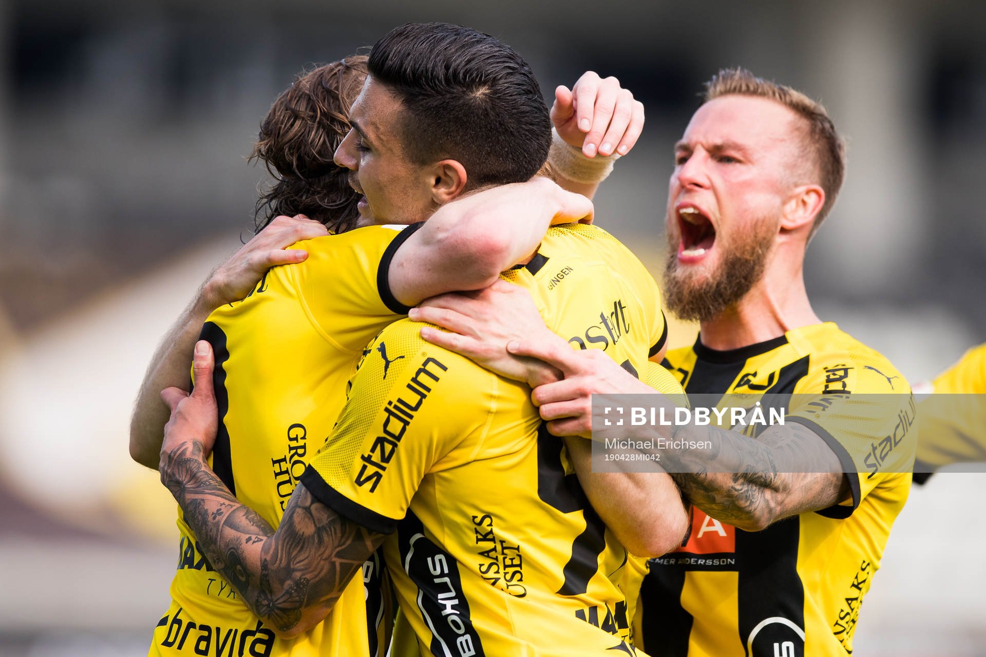 Häckens Adam Andersson jublar med lagkamrater