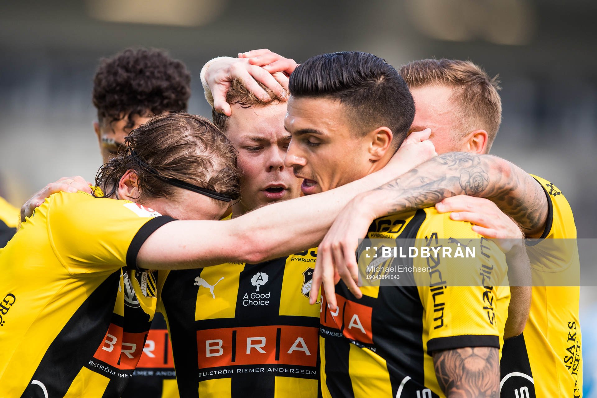 Häckens Adam Andersson jublar med lagkamrater efter 1-0 under fotbollsmatchen i Allsvenskan mellan Häcken och AFC Eskilstuna den 28 april 2019 i Göteborg.