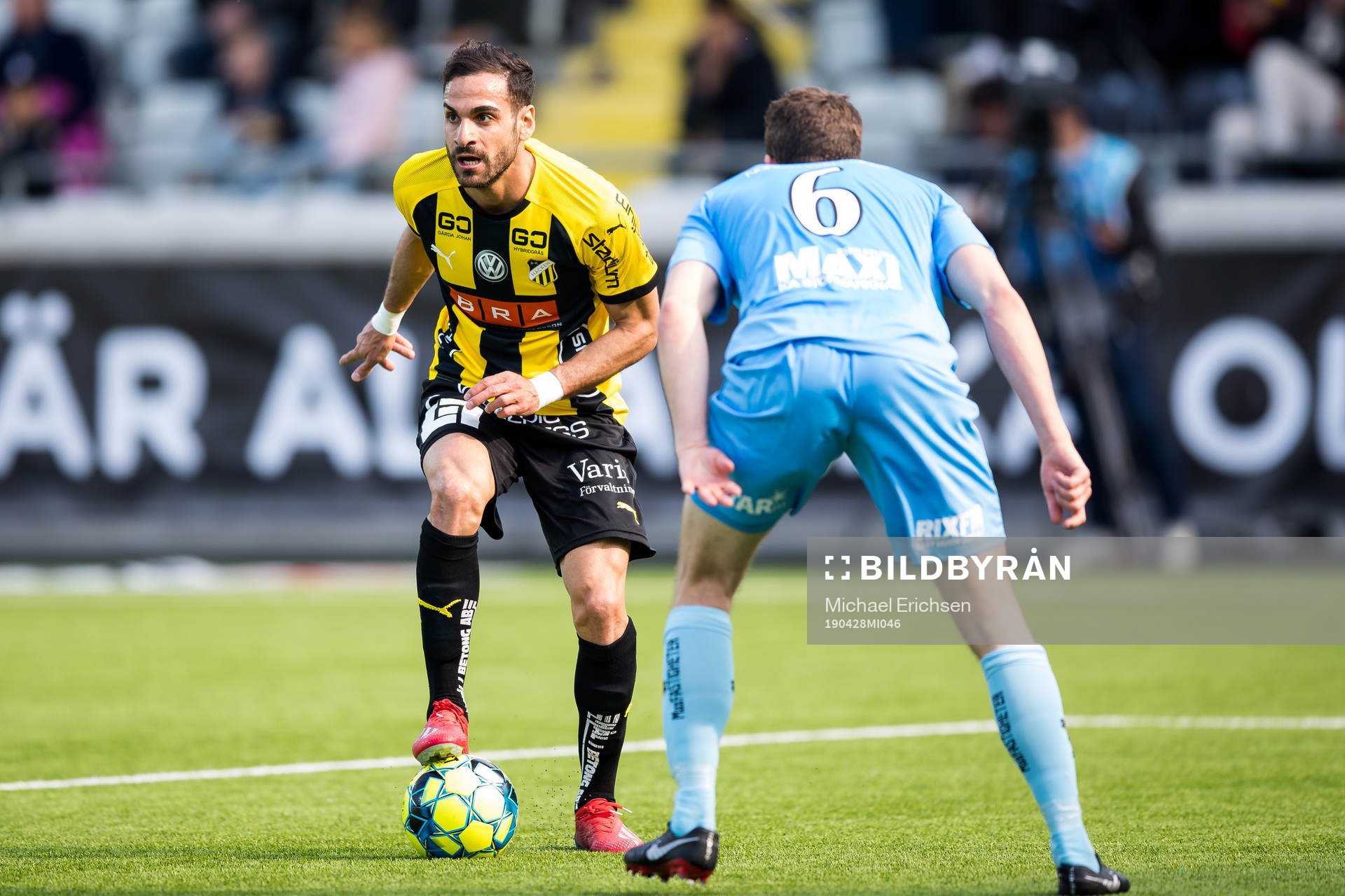 Häckens Mervan Celik mot AFC Eskilstunas Jesper Björkman