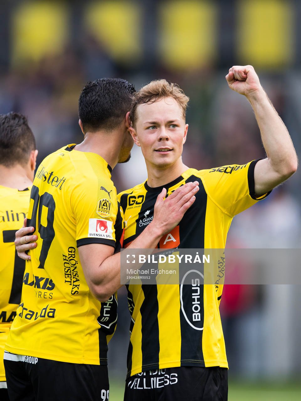 Häckens Adam Andersson jublar med Ahmed Yasin efter 3-0 under fotbollsmatchen i Allsvenskan mellan Häcken och AFC Eskilstuna den 28 april 2019 i Göteborg.