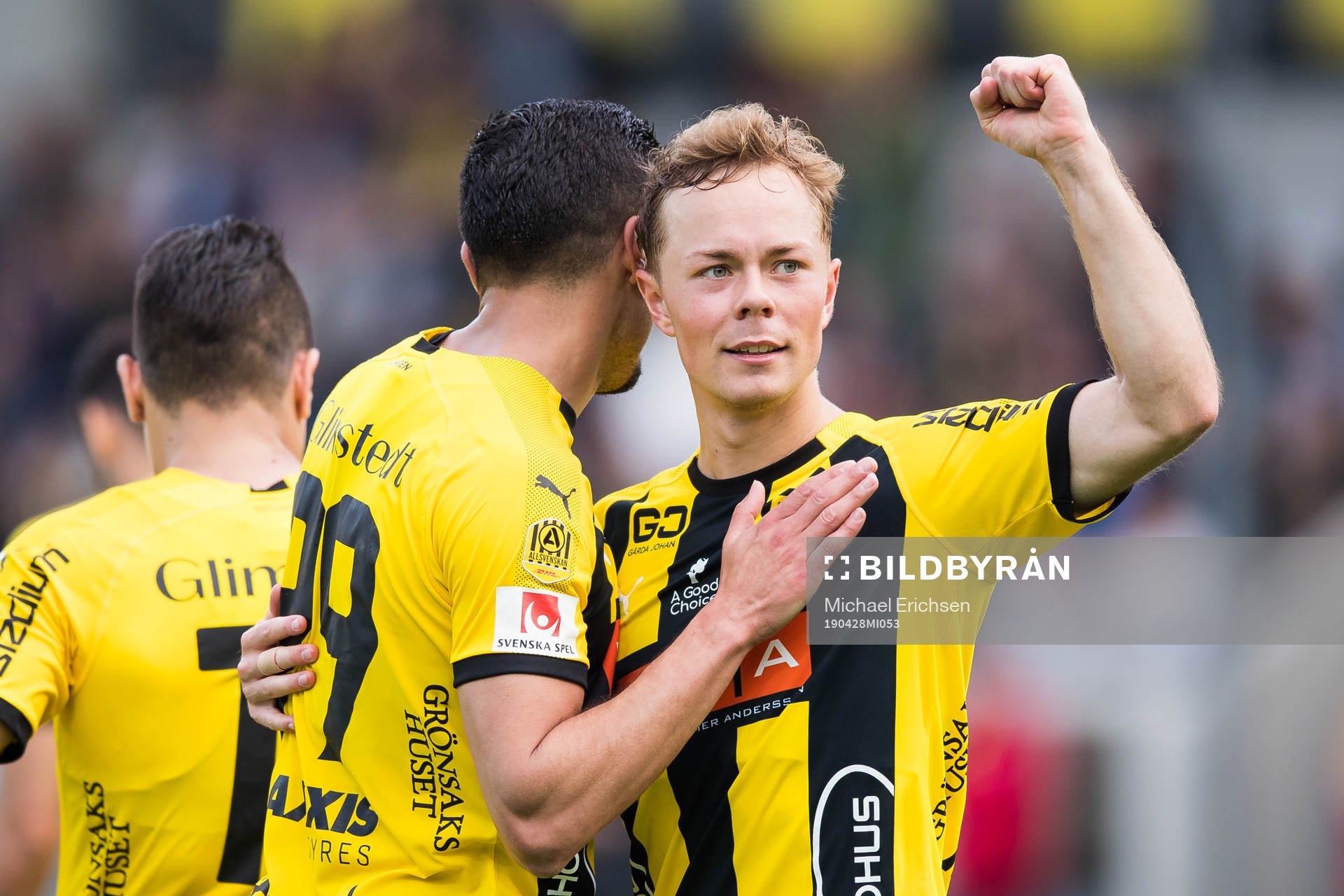 Häckens Adam Andersson jublar med Ahmed Yasin efter 3-0 under fotbollsmatchen i Allsvenskan mellan Häcken och AFC Eskilstuna den 28 april 2019 i Göteborg.