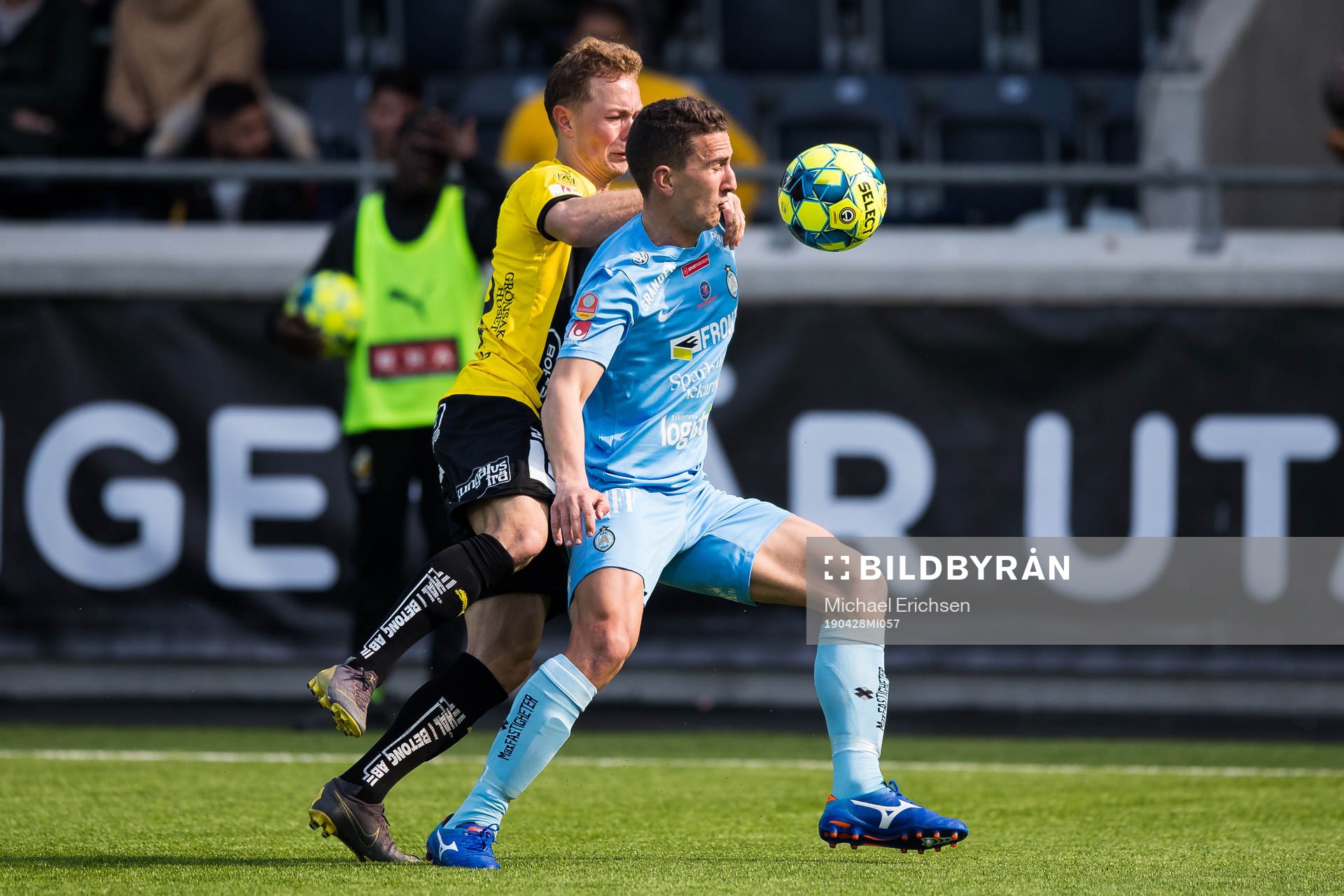 AFC Eskilstunas Adnan Kojic och Häckens Adam Andersson