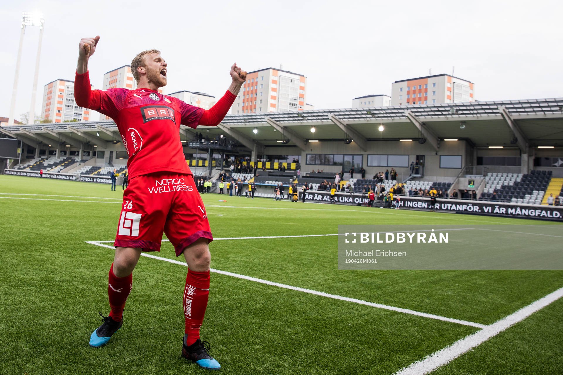 Häckens målvakt Peter Abrahamsson jublar framför klacken