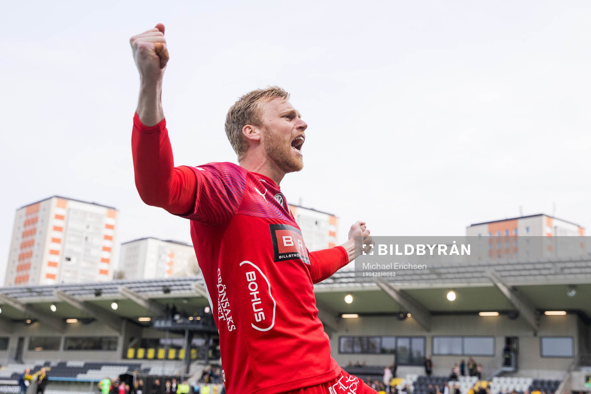 Häckens målvakt Peter Abrahamsson jublar framför klacken