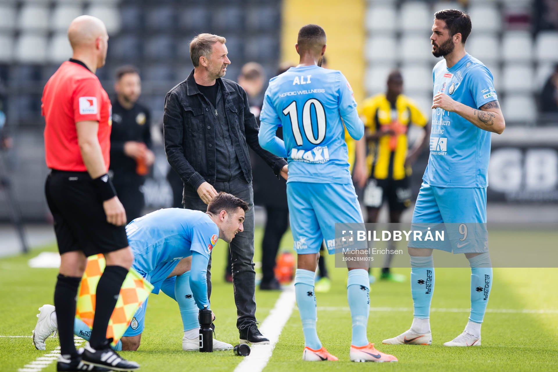 AFC Eskilstunas tränare Nemanja Miljanvoic pratar med
