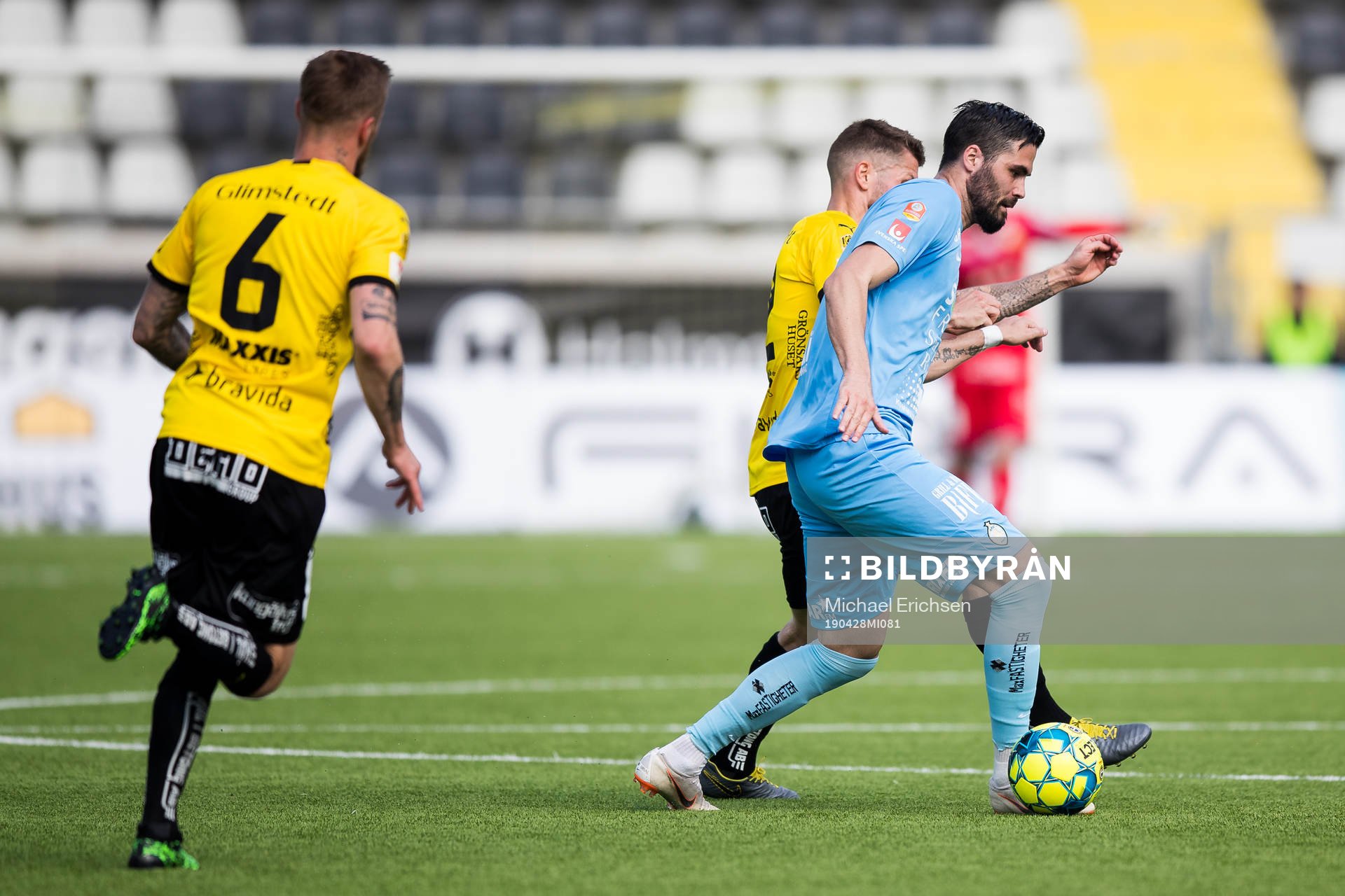 AFC Eskilstunas Denni Avdic och Häckens Joona Toivio