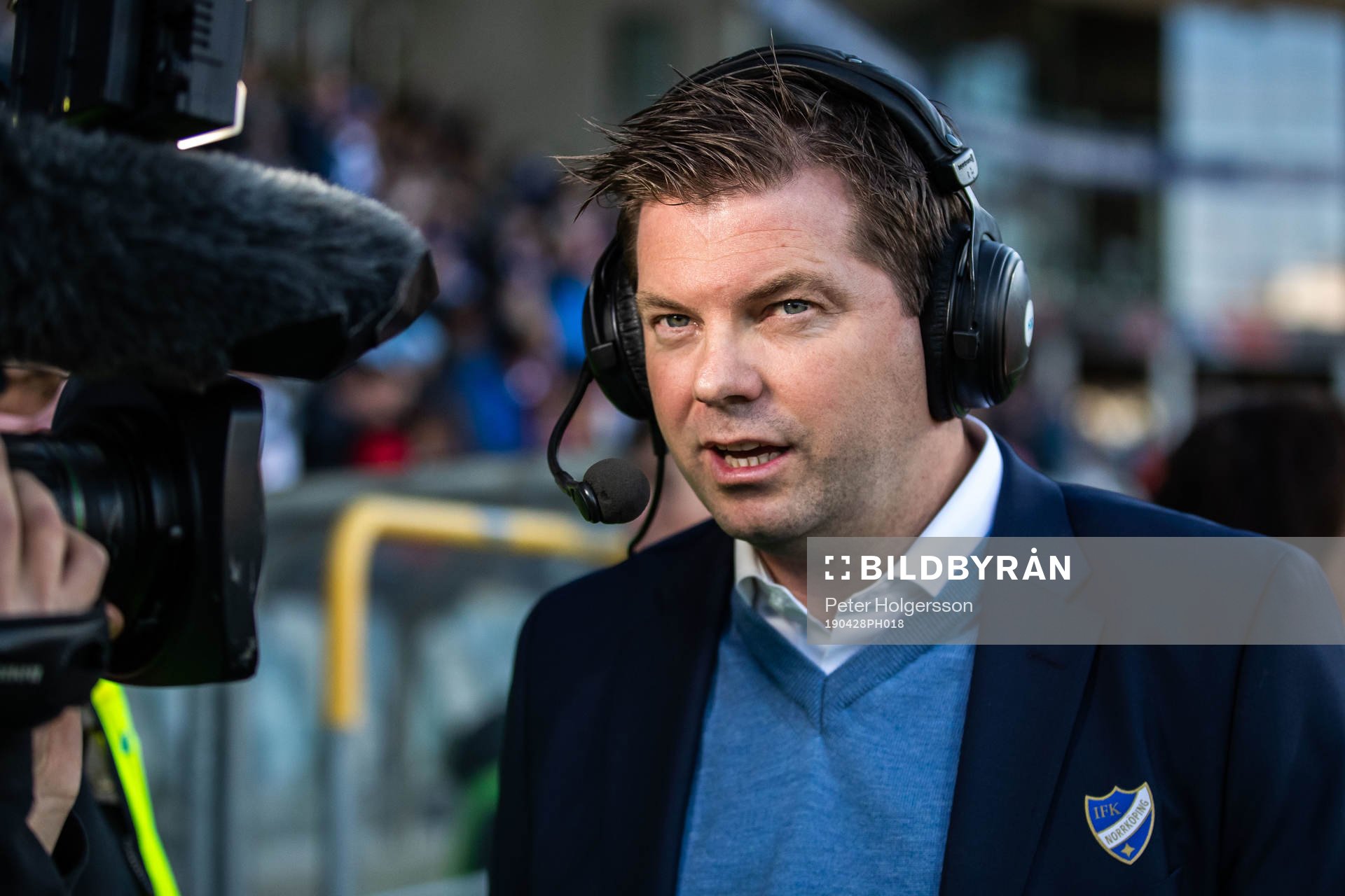 IFK Norrköpings tränare Jens Gustafsson blir intervjuad