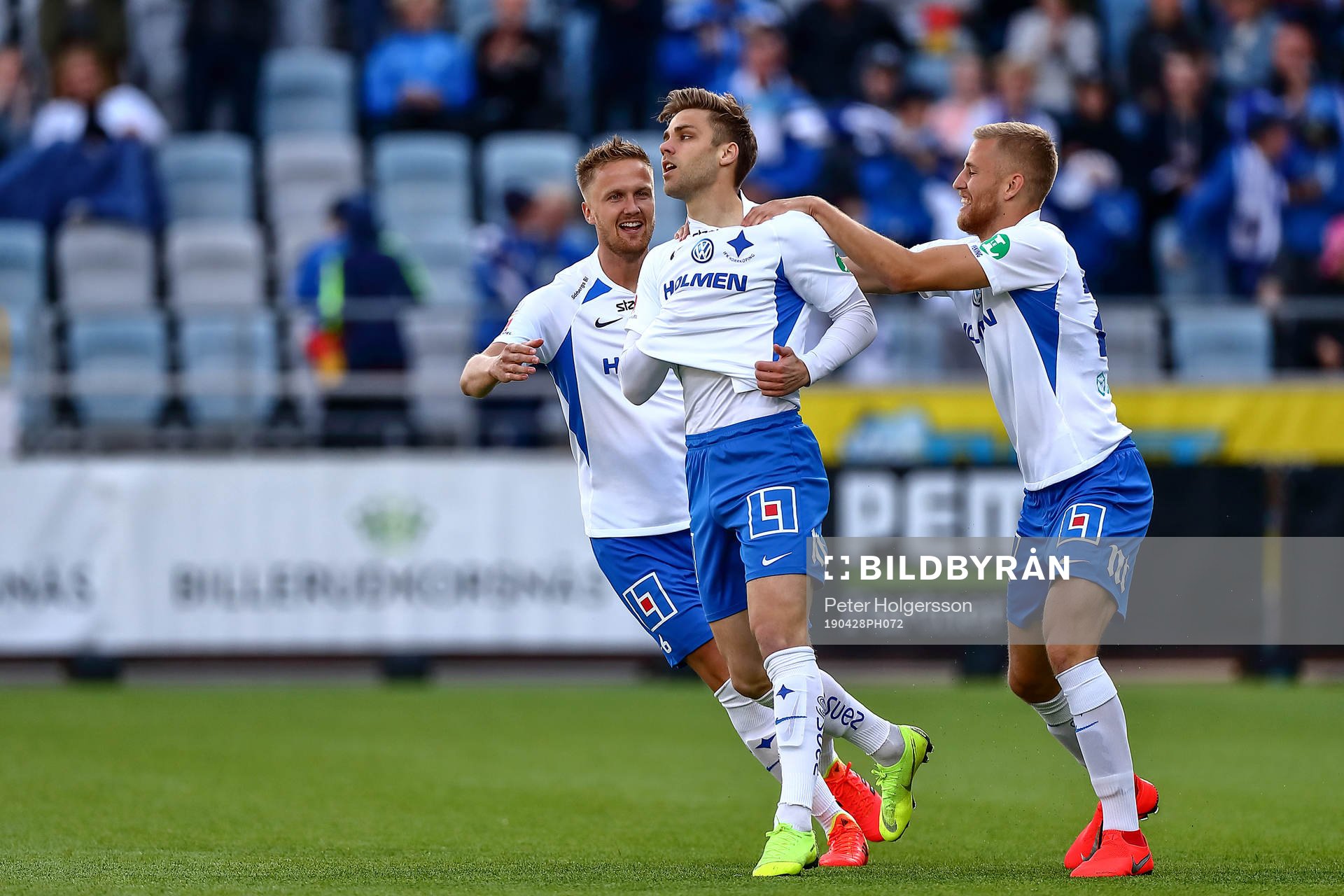 IFK Norrköpings Kasper Larsen, Christoffer Nyman och Filip Dagerstål jublar efter mål 1-1 av Christoffer Nyman under fotbollsmatchen i Allsvenskan mellan IFK Norrköping och Malmö FF den 28 april 2019 i Norrköping.