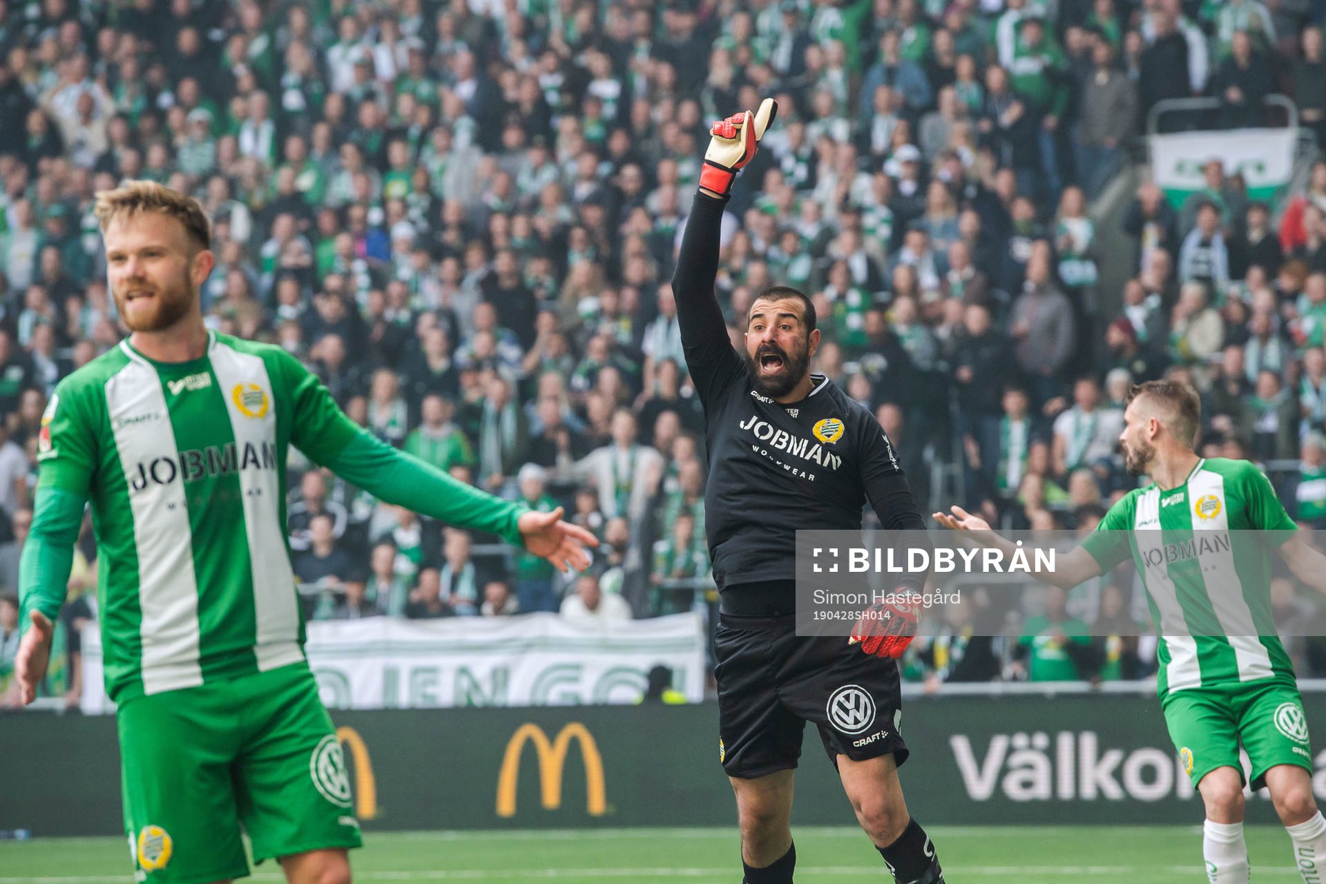 Hammarbys målvakt Gianluca Curci protesterar