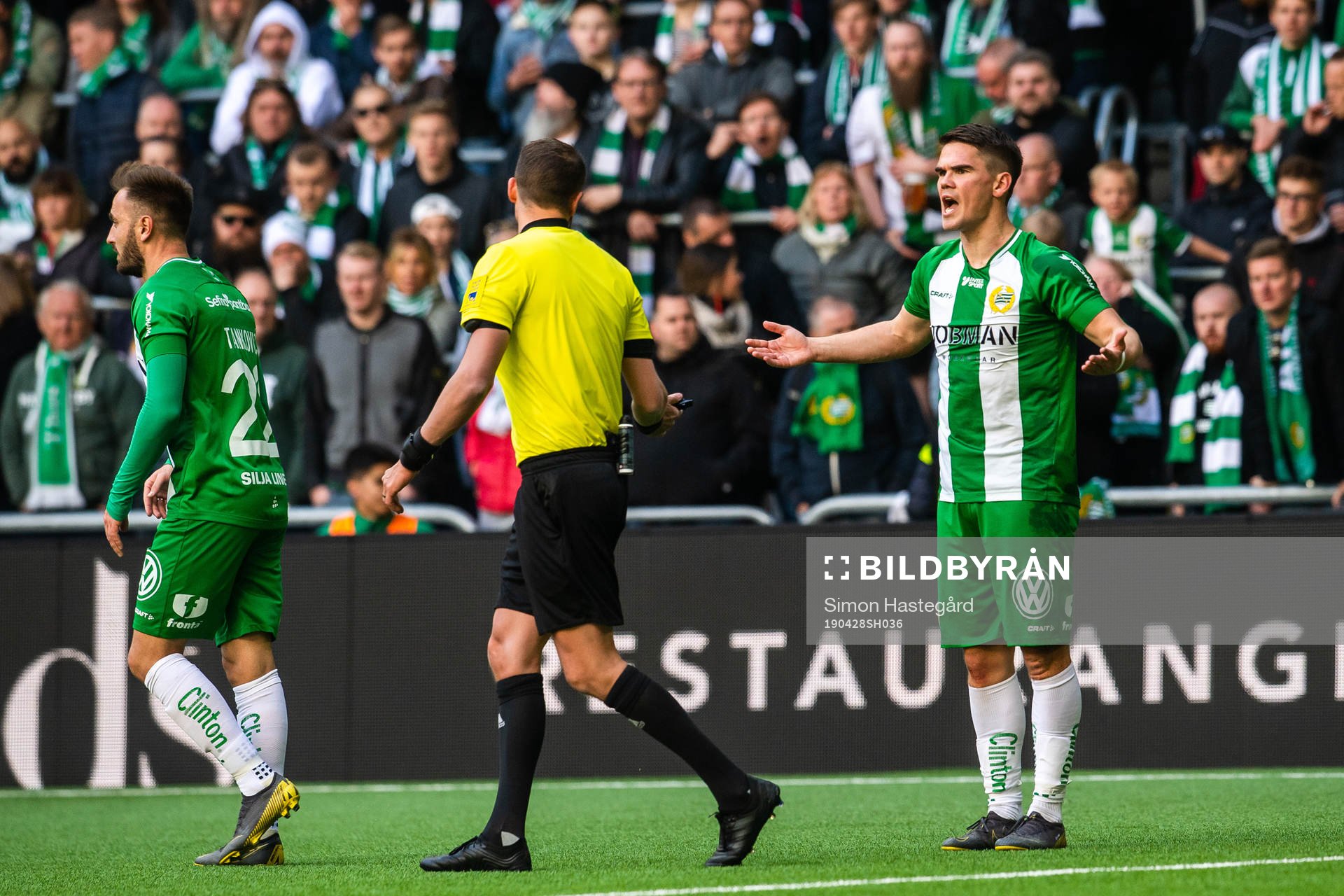 Hammarbys Vidar Örn Kjartansson reagerar på domslut