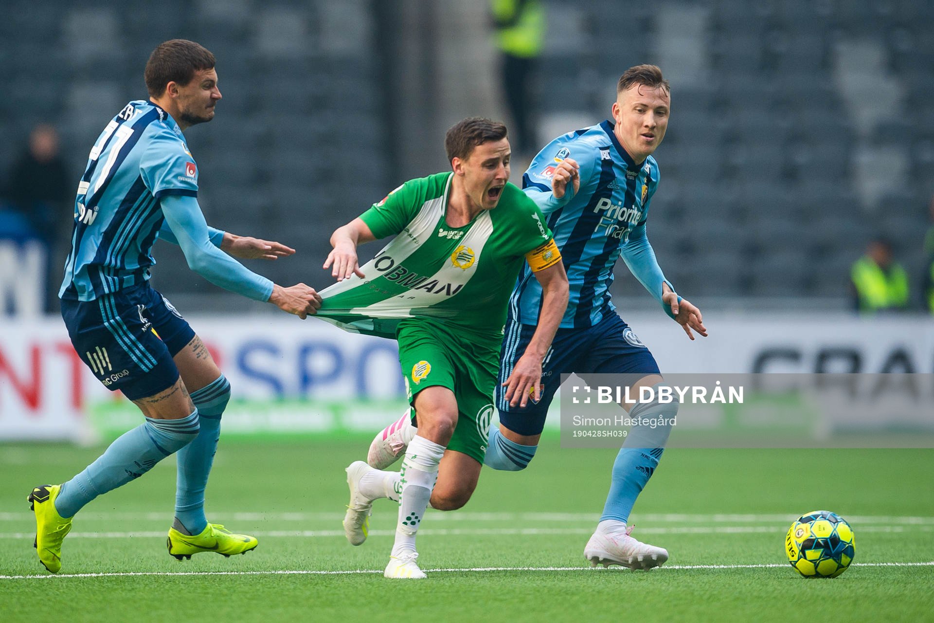 Hammarbys Jeppe Andersen i en kamp mot Djurgårdens Erik