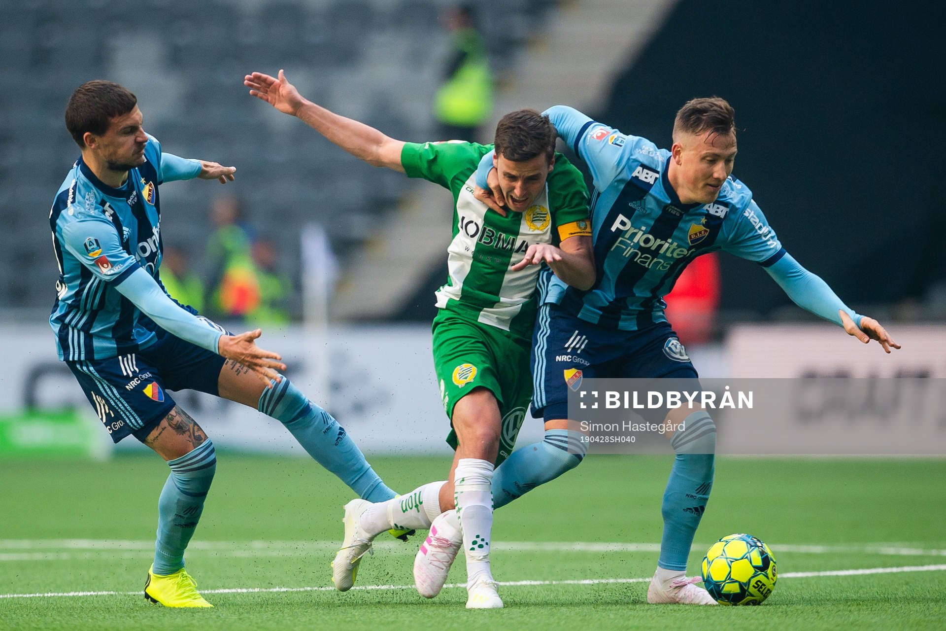 Hammarbys Jeppe Andersen i en kamp mot Djurgårdens Erik