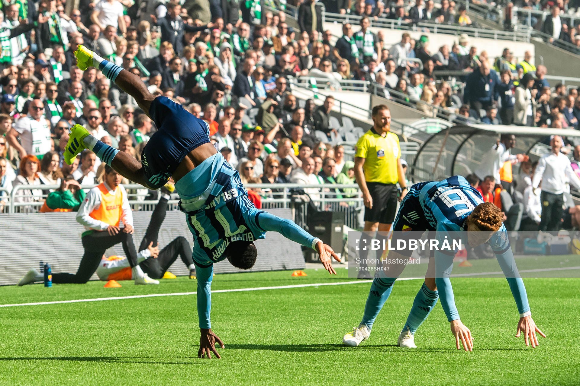 Djurgårdens Mohamed Buya Turay och Aslak Witry jublar