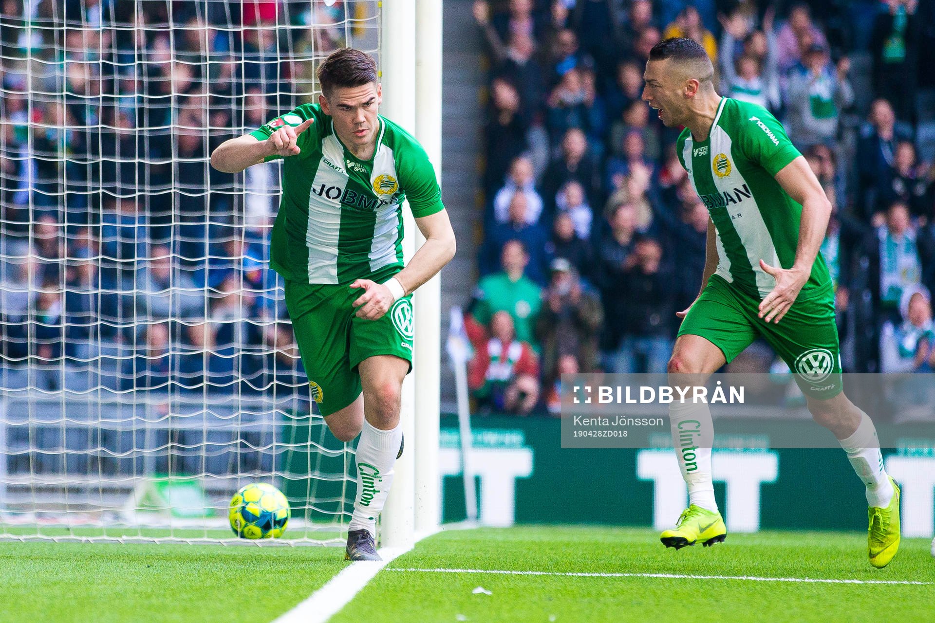 Hammarbys Vidar Örn Kjartansson jublar med Nikola Djurdjic