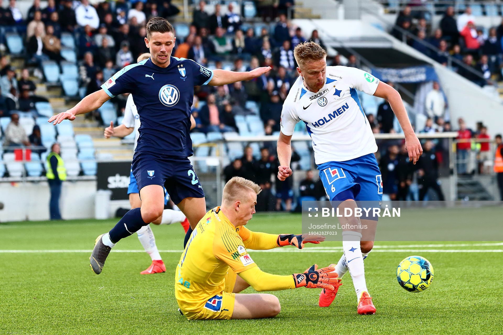 Malmö FFs Marcus Antonsson, IFK Norrköpings målvakt Isak