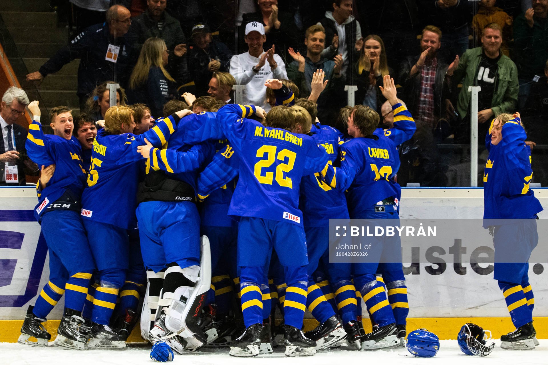 Players of Sweden celebrates