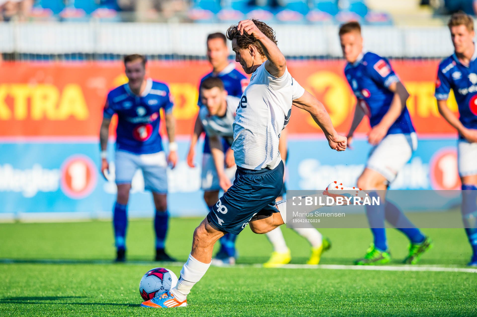 Tommy Høiland of Viking scores the 2-2 goal