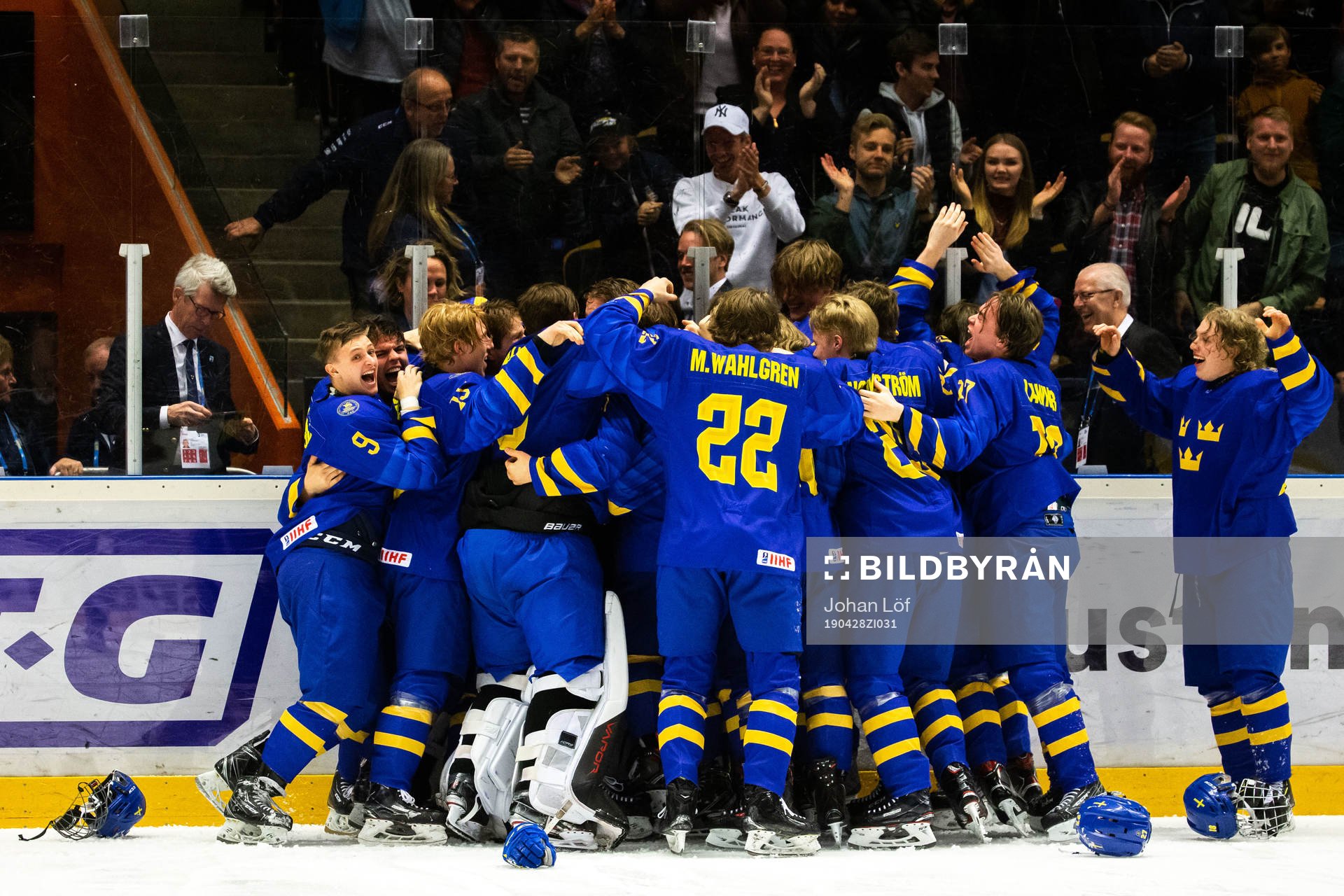 Players of Sweden celebrates