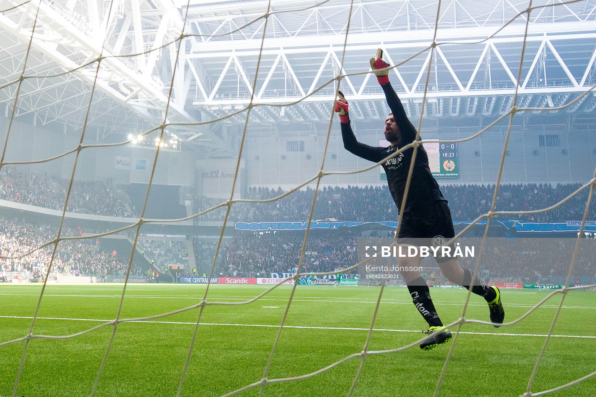 Hammarbys målvakt Gianluca Curci jublar efter 1-0 av Nikola Djurdjic under fotbollsmatchen i Allsvenskan mellan Hammarby och Djurgården den 28 april 2019 i Stockholm.