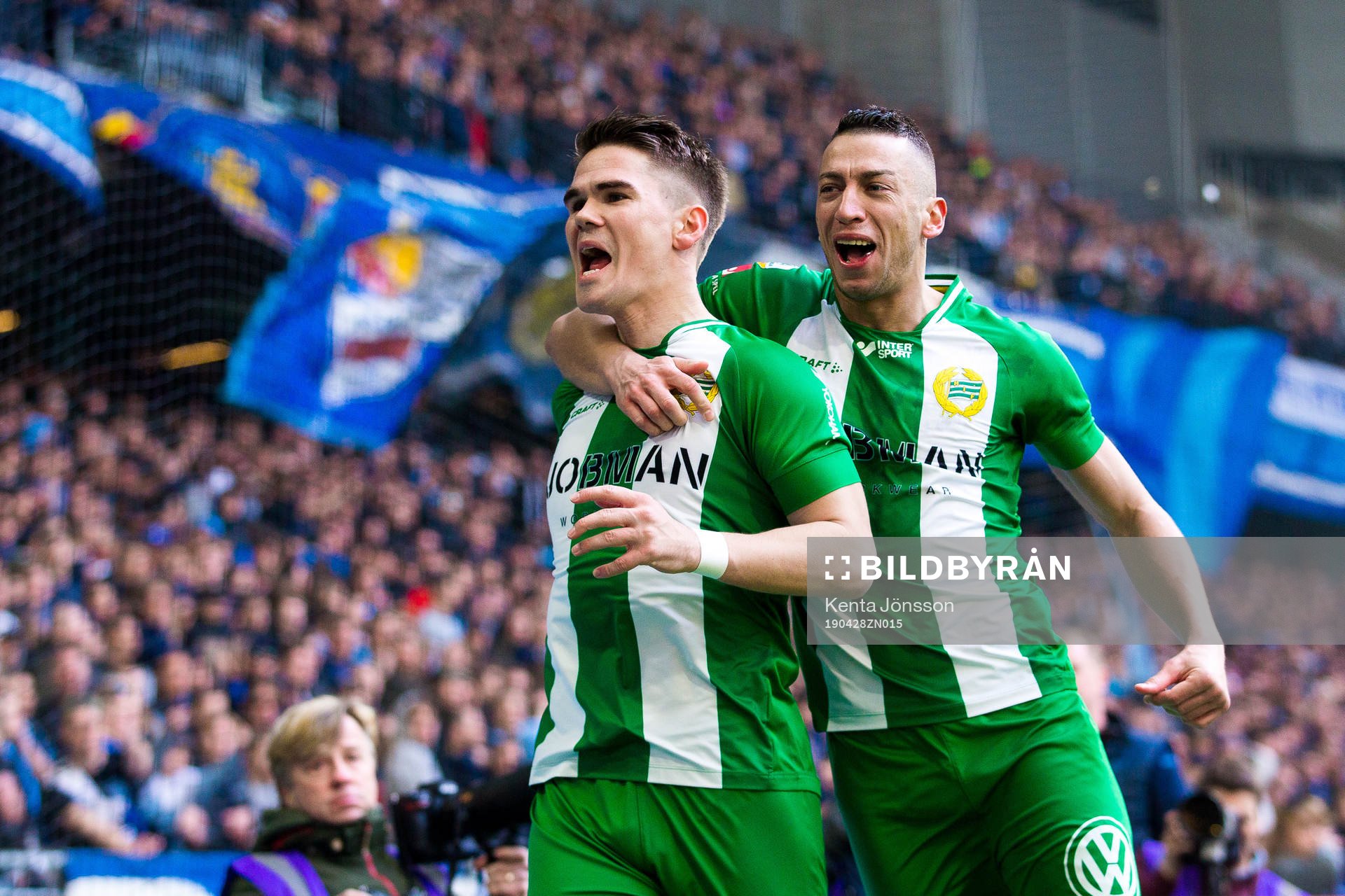 Hammarbys Vidar Örn Kjartansson jublar med Nikola Djurdjic