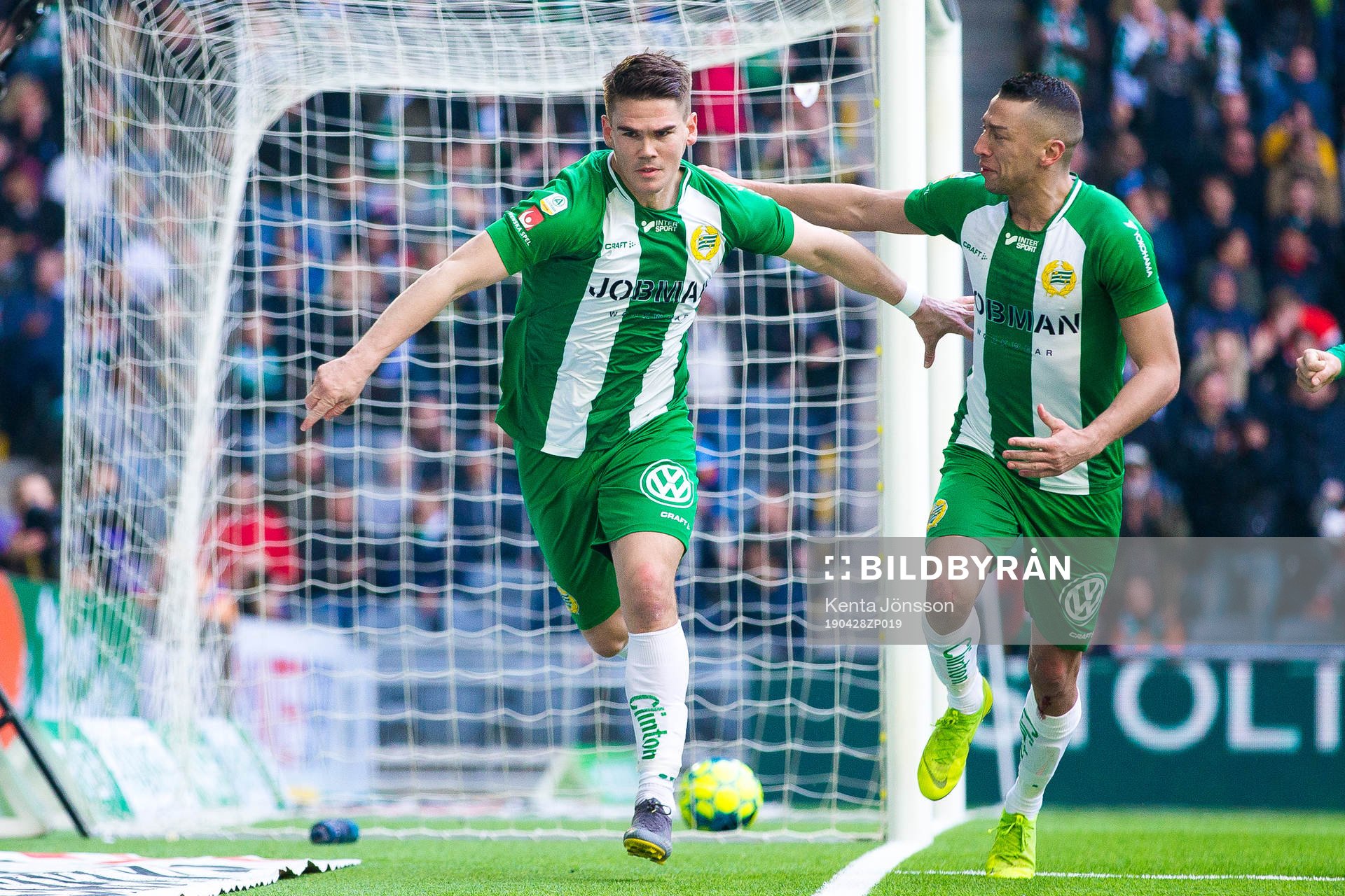 Hammarbys Vidar Örn Kjartansson jublar med Nikola Djurdjic