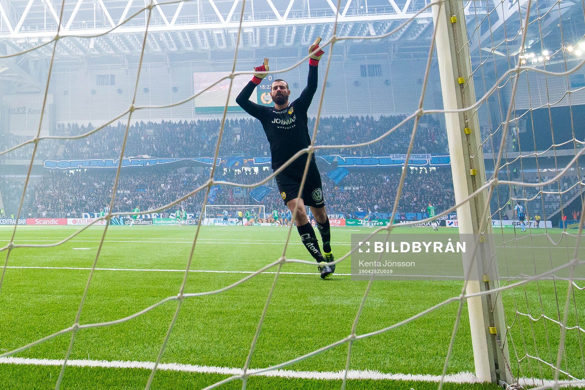 Hammarbys målvakt Gianluca Curci jublar
