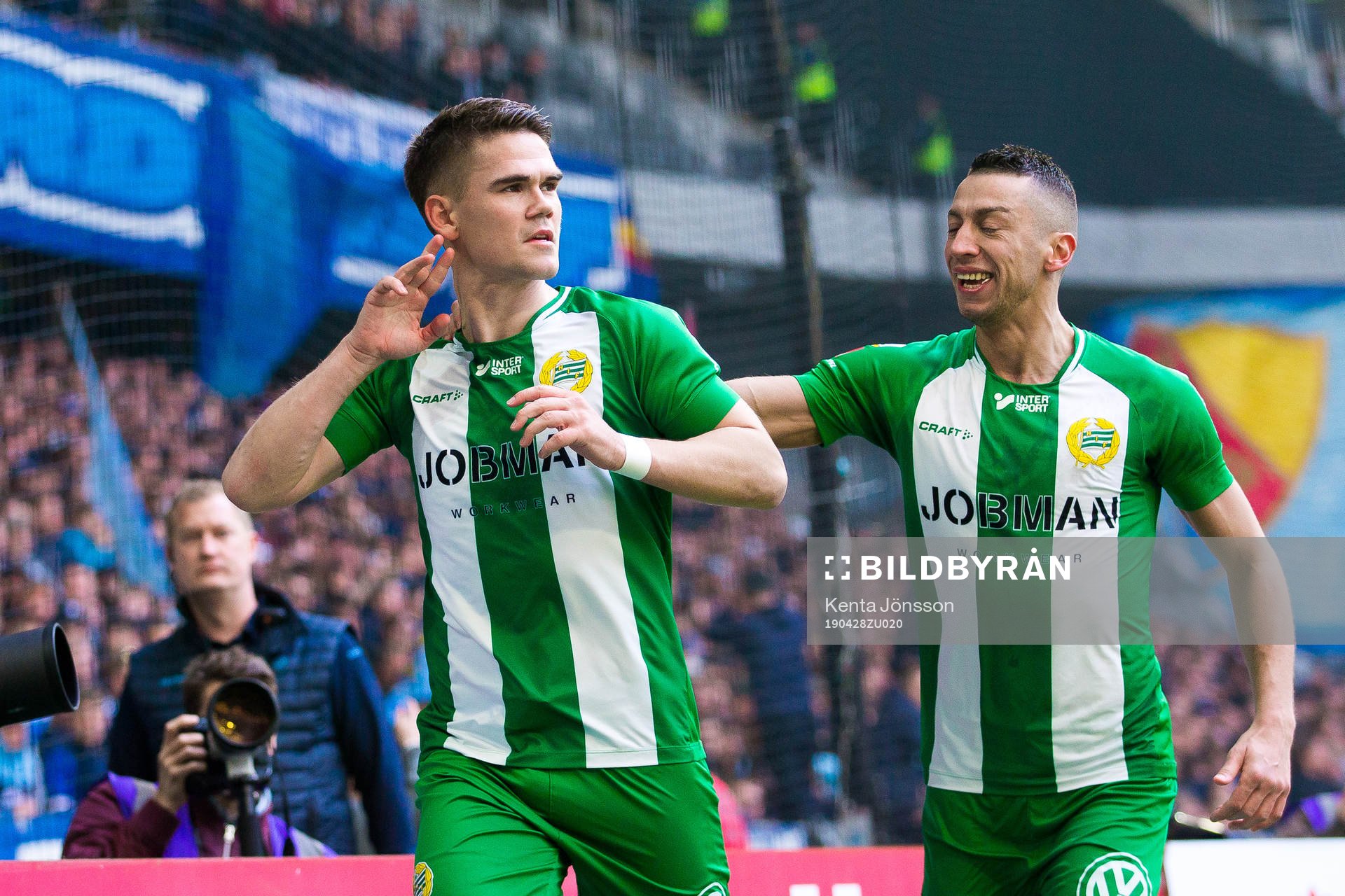 Hammarbys Vidar Örn Kjartansson jublar med Nikola Djurdjic