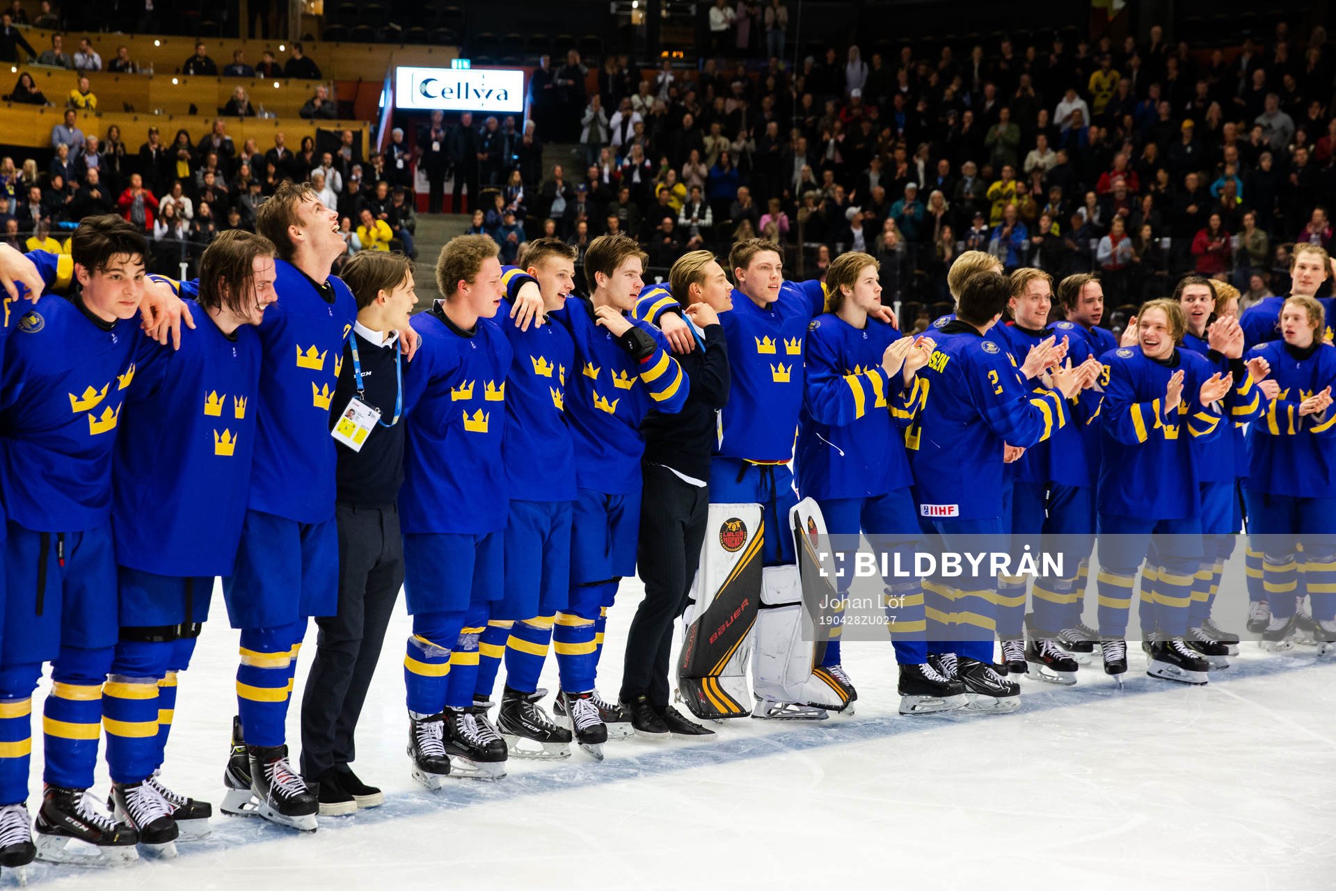 Players of Sweden celebrates