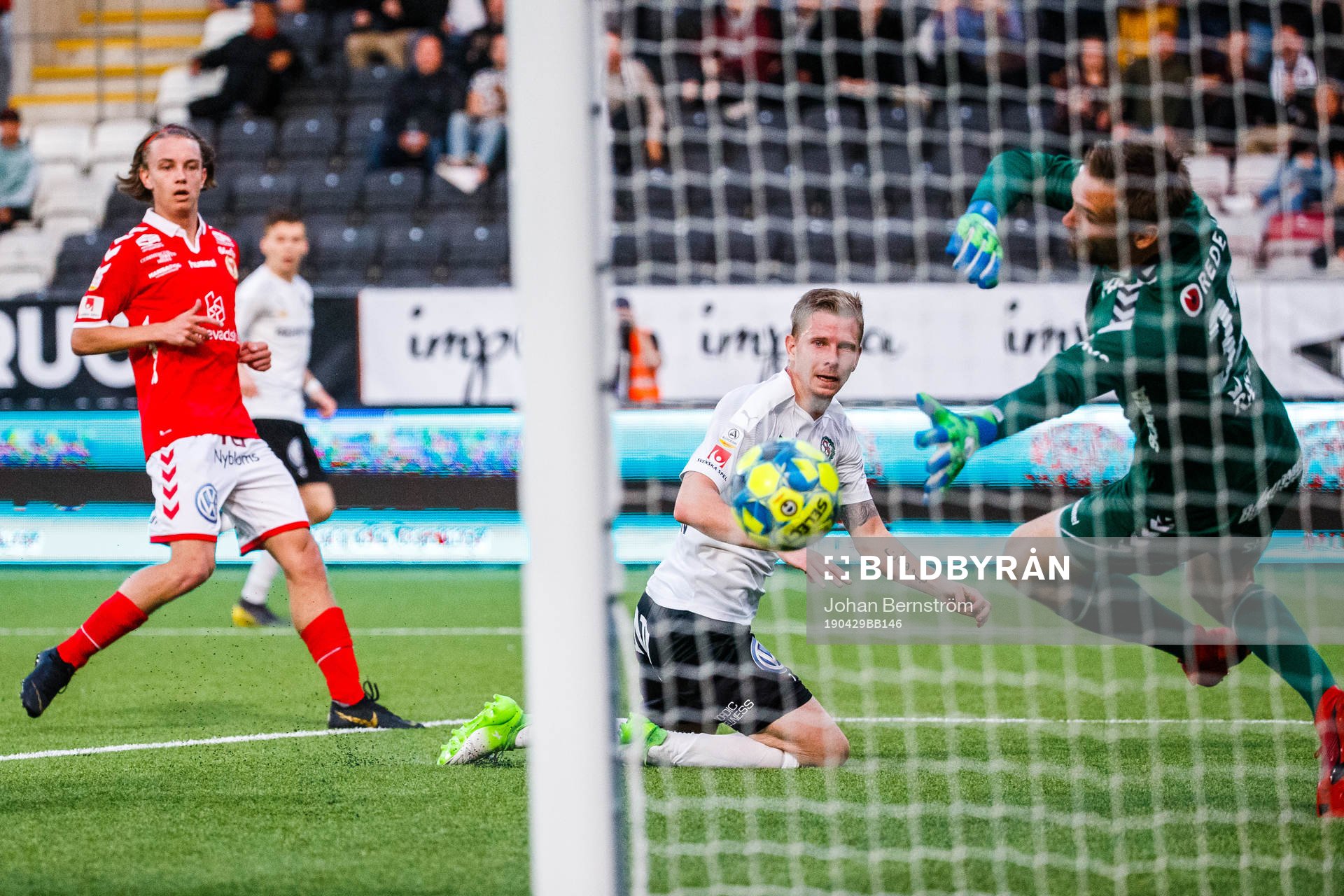 Örebros Johan Bertilsson gör 1-0 bakom Kalmars målvakt